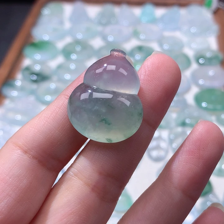 颈饰未镶嵌翡翠冰种飘花大葫芦