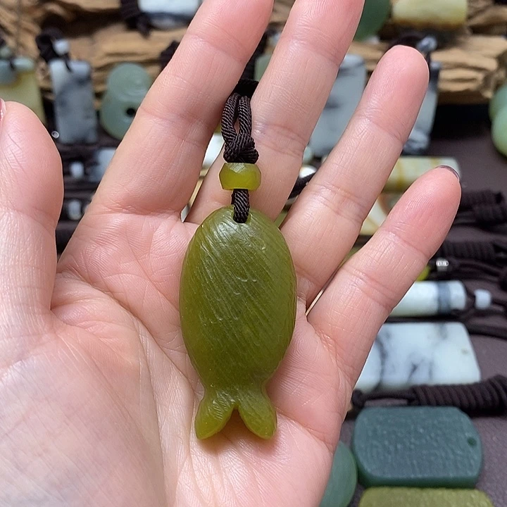 蛇纹石玉未镶嵌颈饰