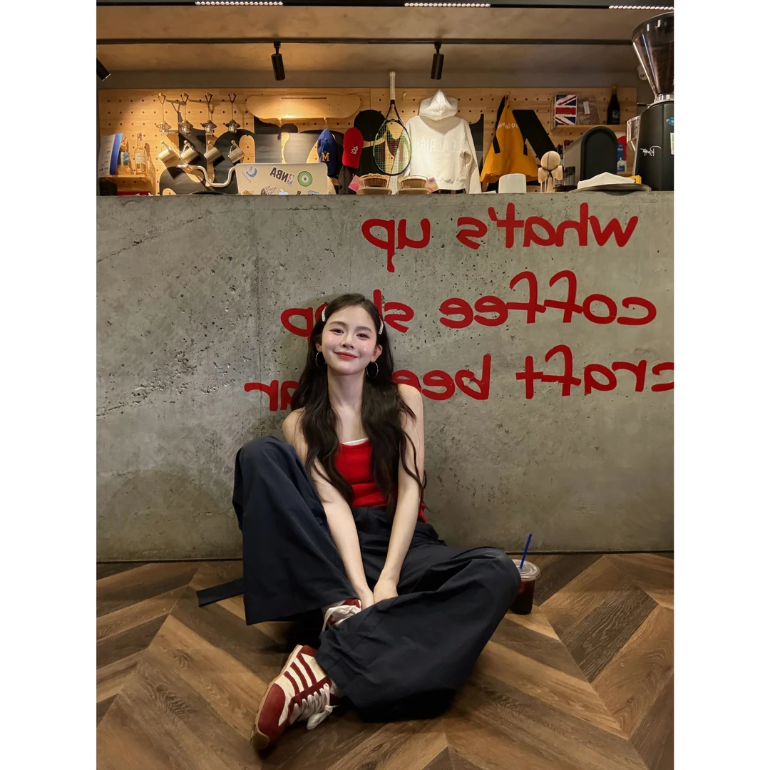 复古辣妹设计感红色显瘦吊带背心搭配小众宽松百搭工装裤女两件套