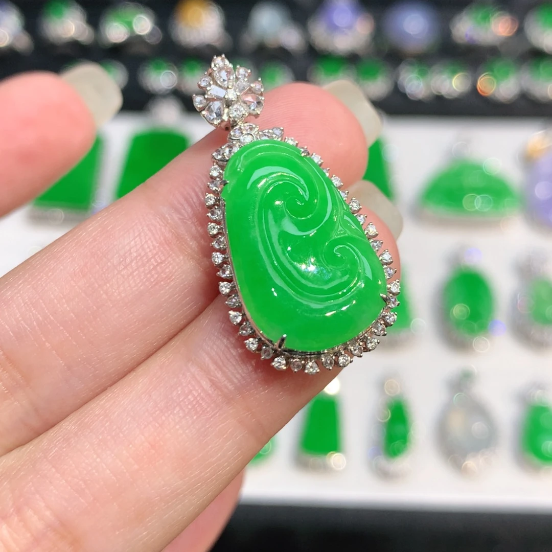 翡翠18K金镶嵌颈饰