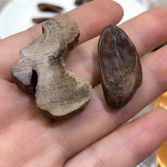 沉香吊坠A*?沉香吊＇坠