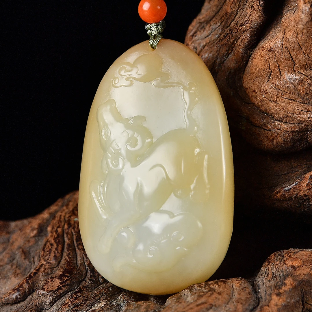 天然和田玉俏色生肖牛吊坠牛气冲天玉石项链挂件