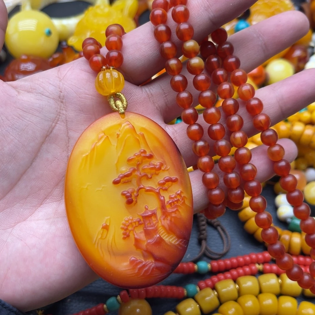 俏色巧雕山水吊坠