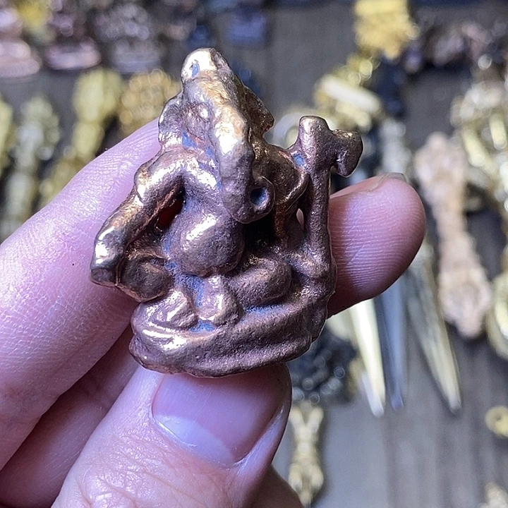 藏传老料吸磁象鼻财神