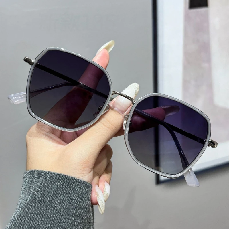 夏天优雅出行高档墨镜偏光男女通用款太阳眼镜防紫外线渐变片街拍