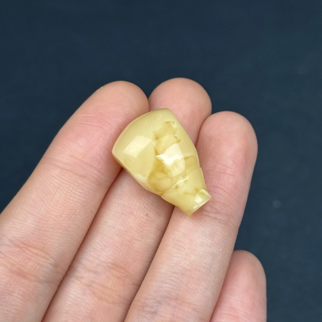 Z6071天然原矿蜜蜡 满蜡妖花三通15*23*13mm支持复检 假一罚四