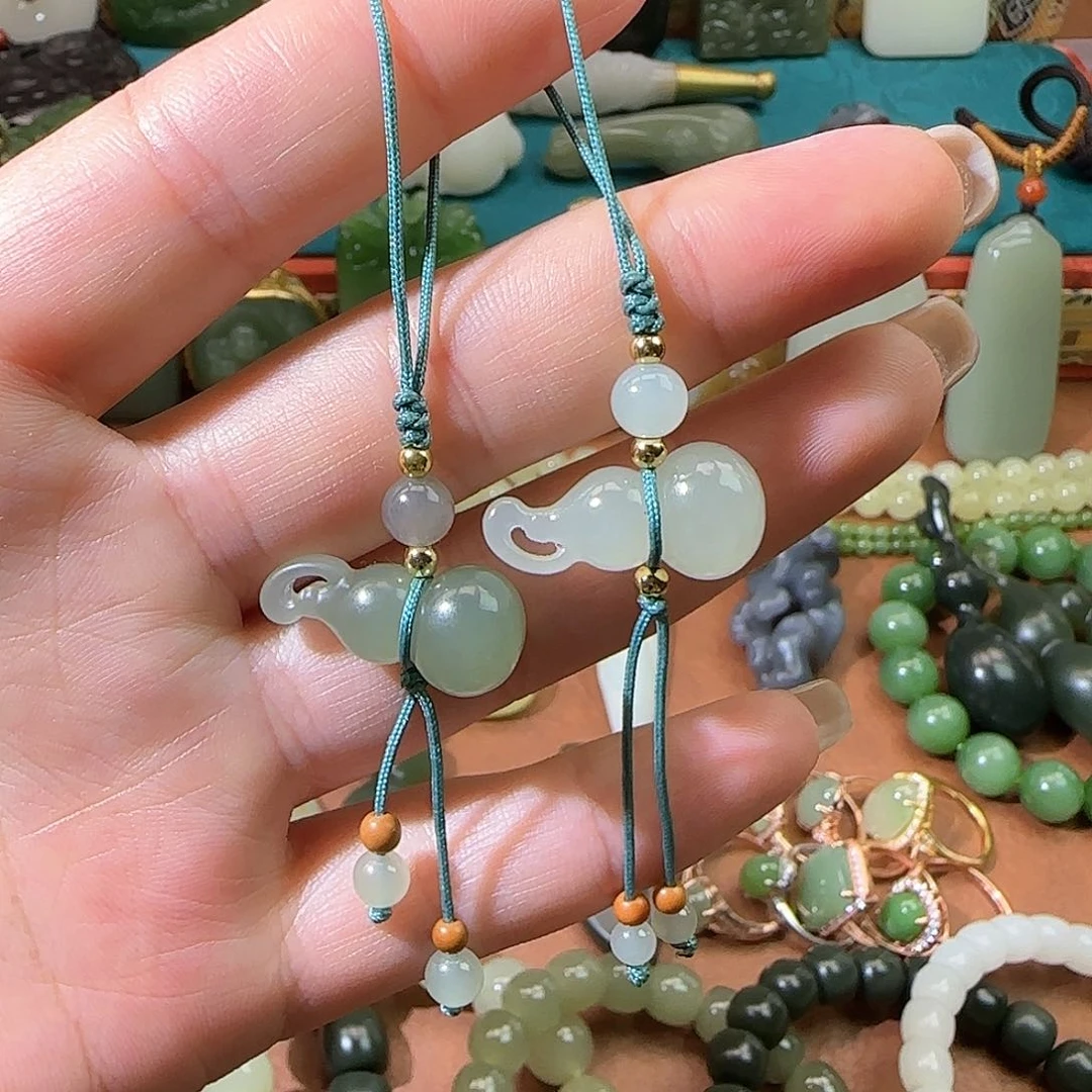 和田玉未镶嵌颈饰一个