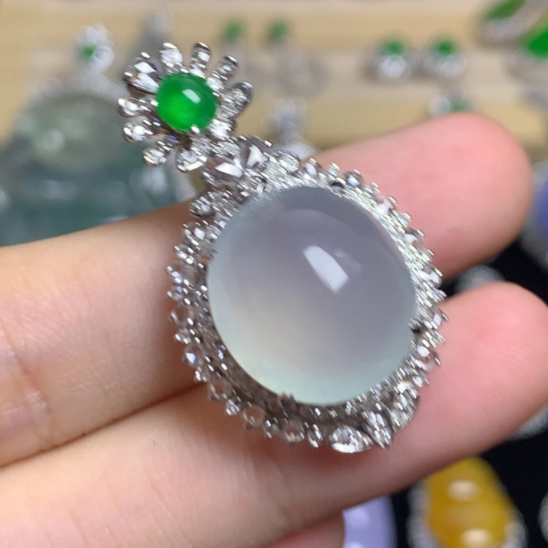 翡翠18K金镶嵌颈饰