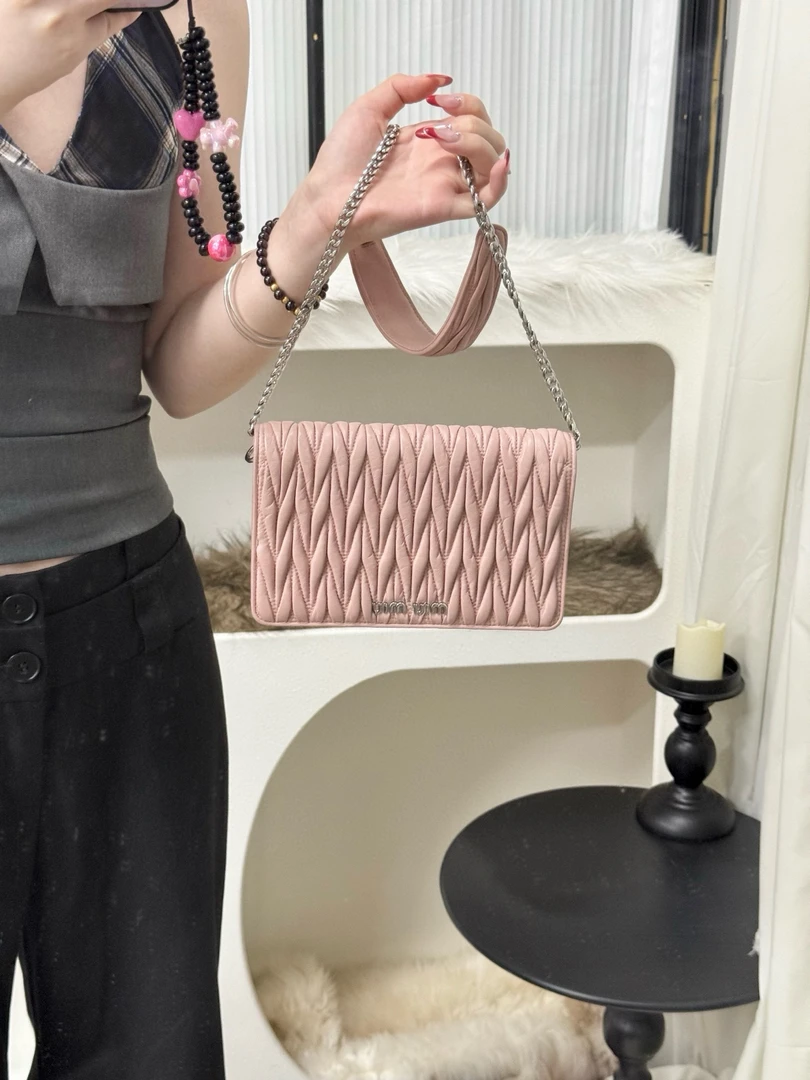 95新 MIU MIU/缪缪  miumiu樱花粉褶皱斜挎包 (K)