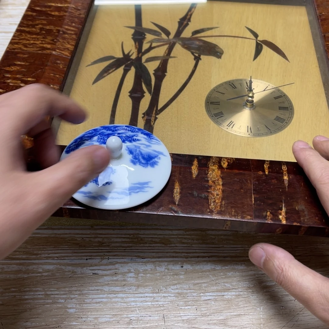 瓷片魔****?密密麻麻地排列着一个