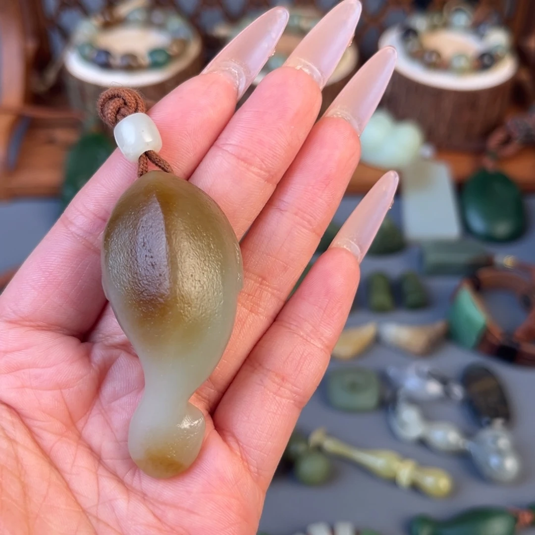 爱***萄和田玉（糖玉）未镶嵌颈饰
