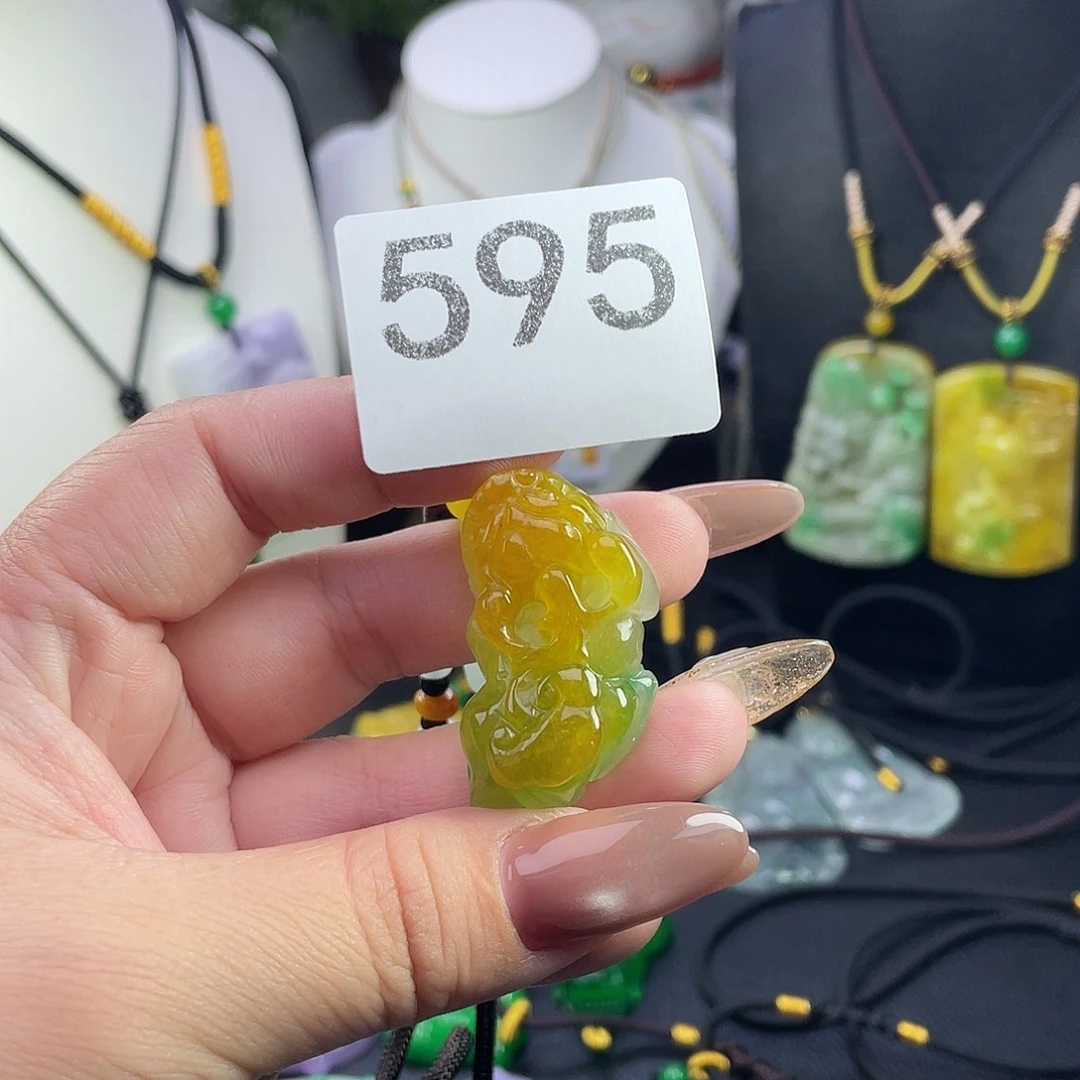 翡翠未镶嵌吊坠(赠链)