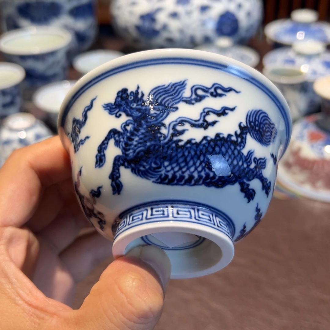 晨***r精品青花麒麟纹压手杯口径约9.5厘米