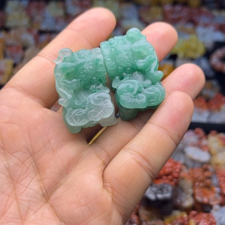 石英质玉（黄龙玉）未镶嵌颈饰