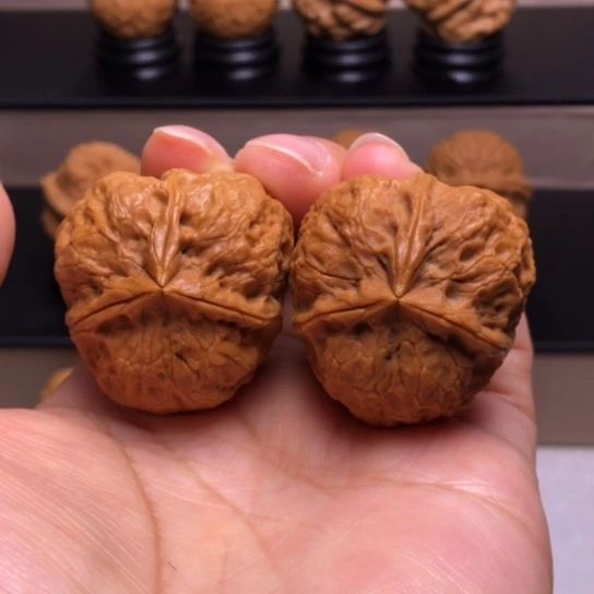 文玩核桃把件红宝石三楞15