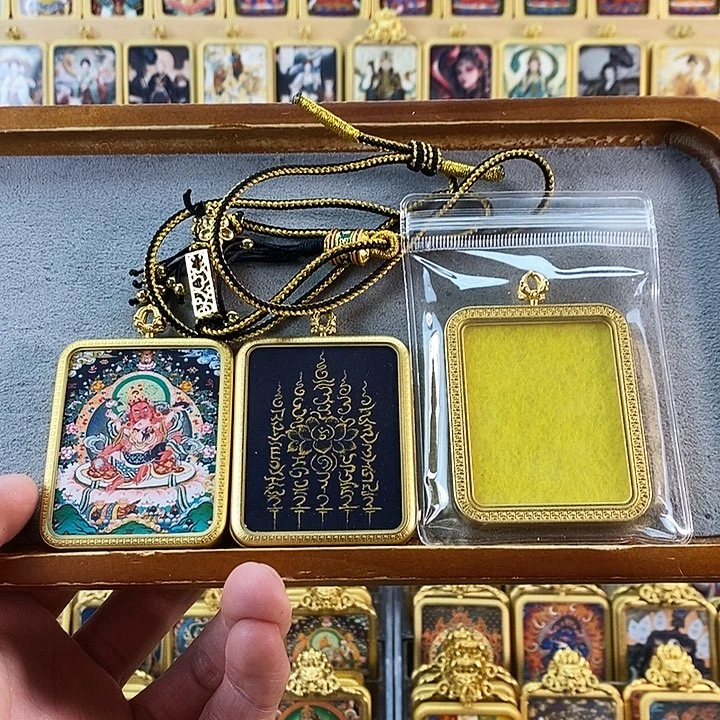 吊坠红财神五条经文唐卡