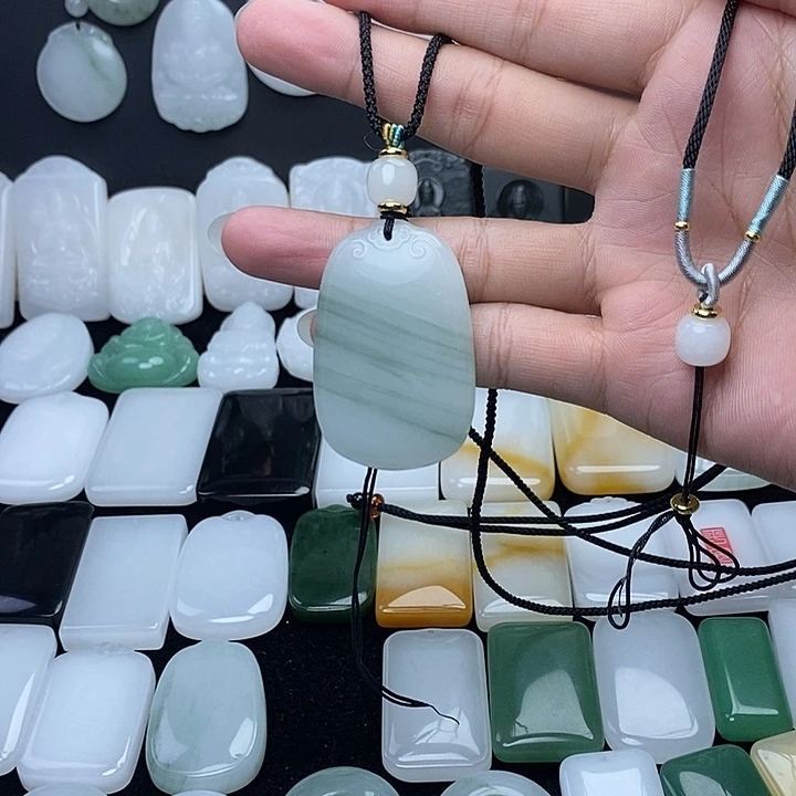 磊***哥颈饰未镶嵌石英质玉