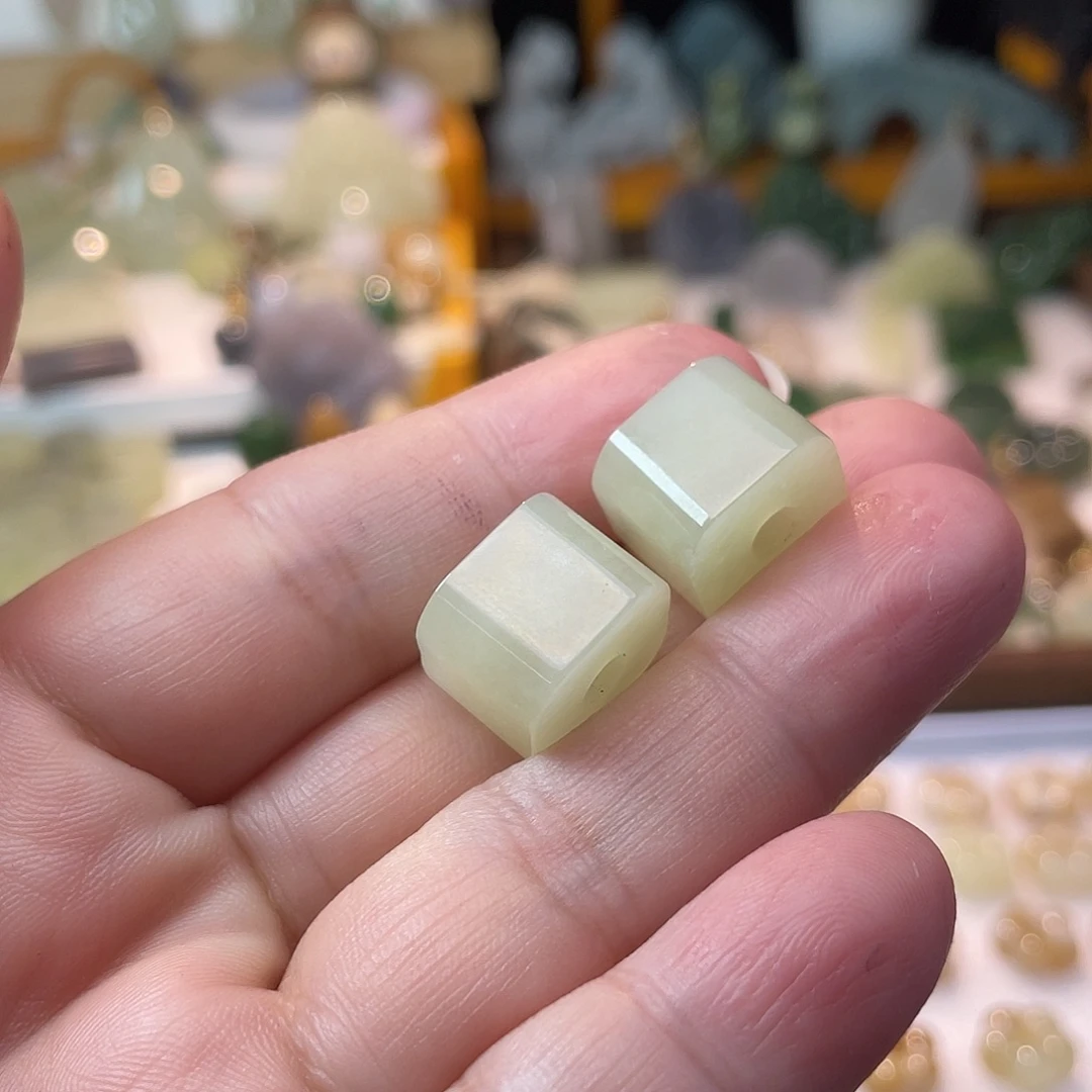 M***陈和田玉未镶嵌颈饰