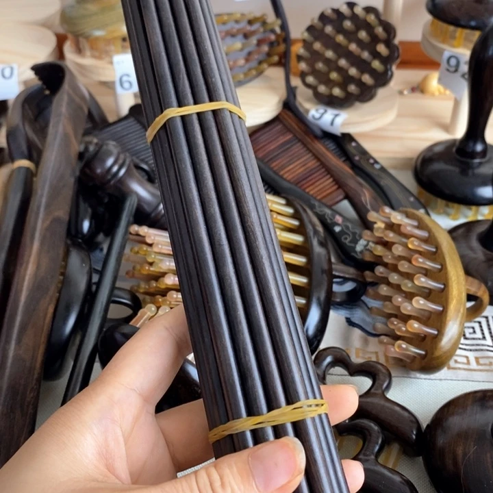 紫光檀按摩梳子的方法