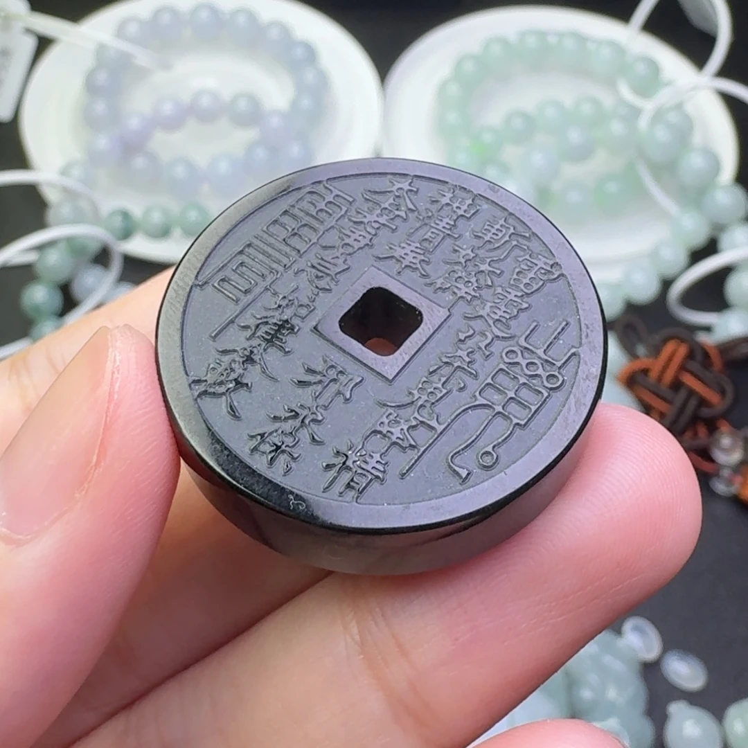 翡翠未镶嵌颈饰山鬼