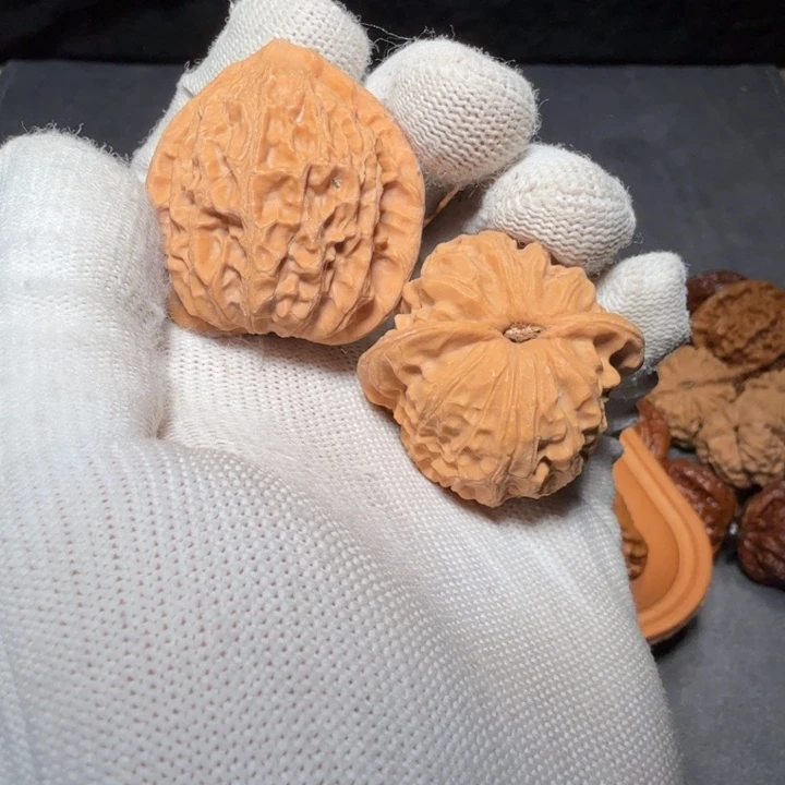 文玩核桃吊坠金牛编号5127，37-36-40