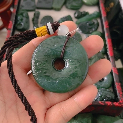 蛇纹石玉颈饰未镶嵌，**！