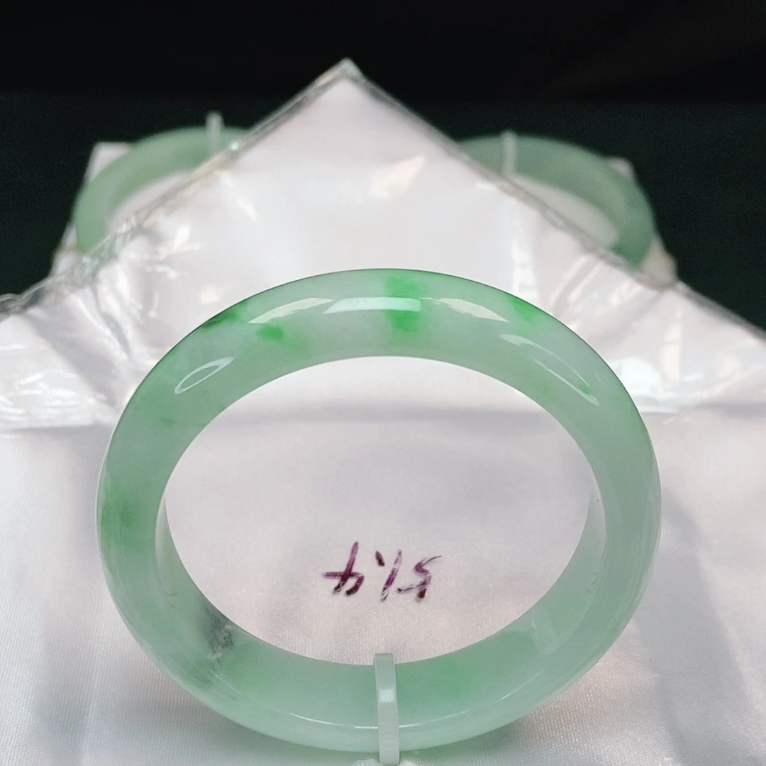 翡翠手镯未镶嵌正圈