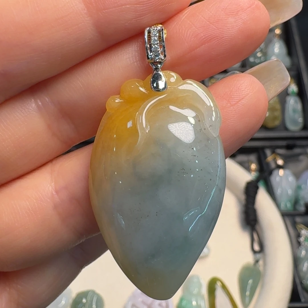 翡翠18K金镶嵌颈饰寿桃