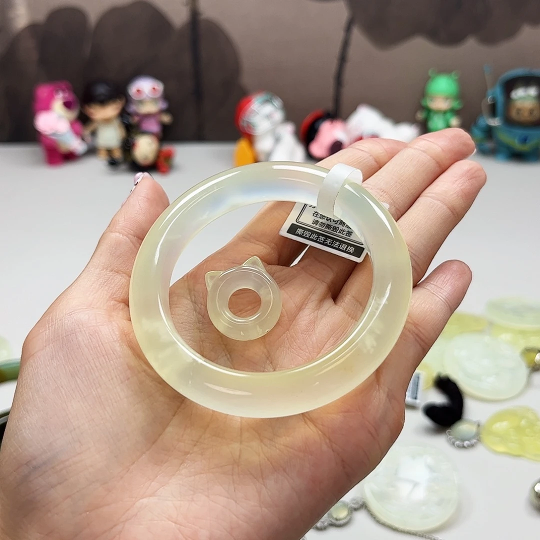 未镶嵌蛇纹石玉吊坠