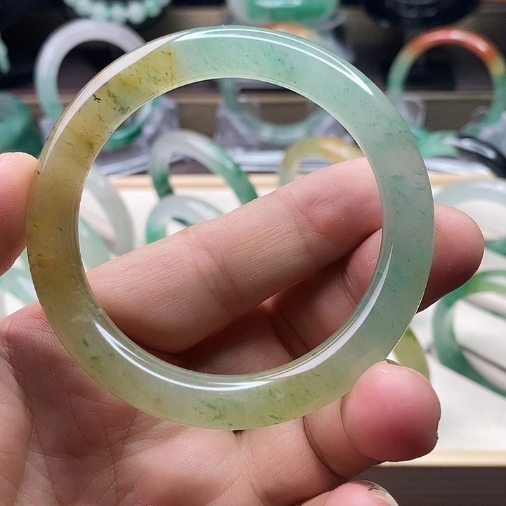 石英质玉（非洲翠）手镯未镶嵌