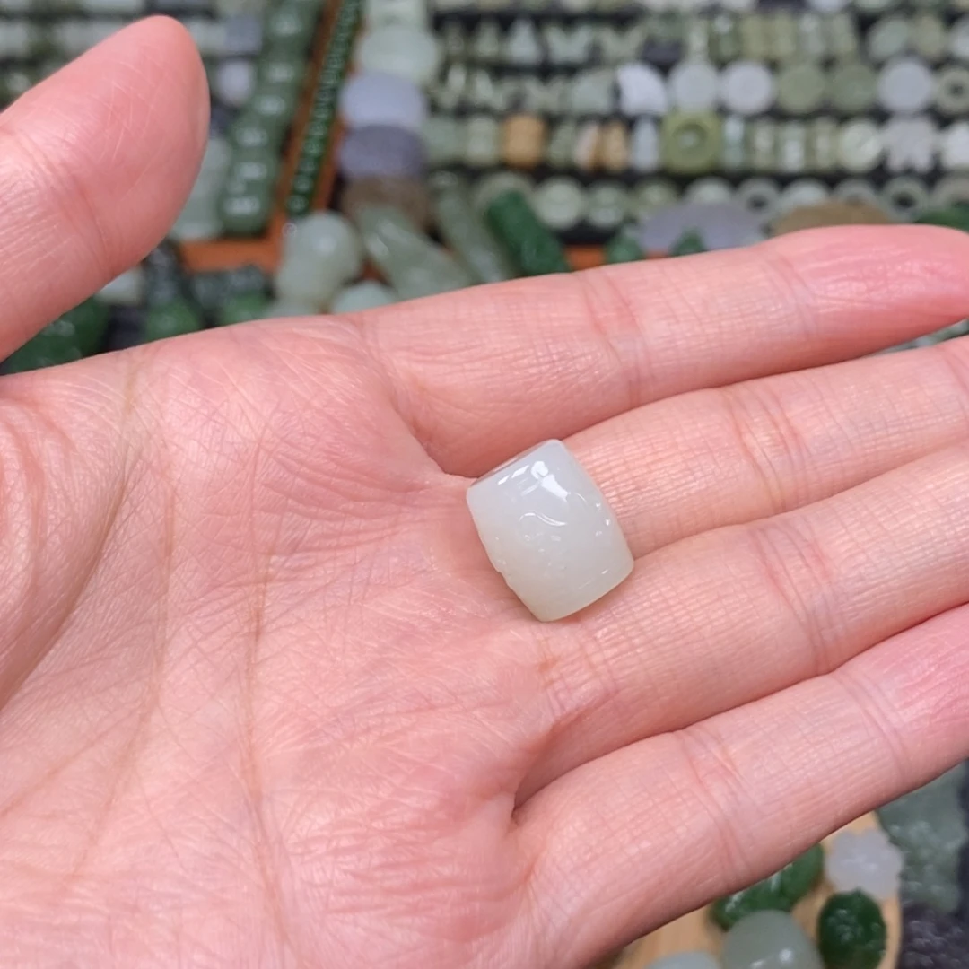 宜***姐和田玉未镶嵌颈饰