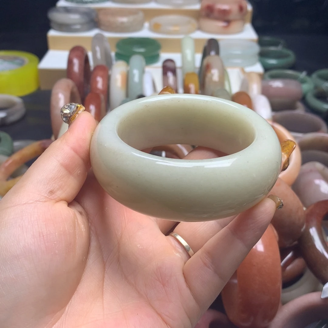 石英质玉手镯未镶嵌佛****姐