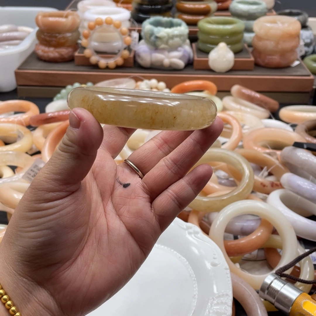 有***猫石英质玉未镶嵌手镯