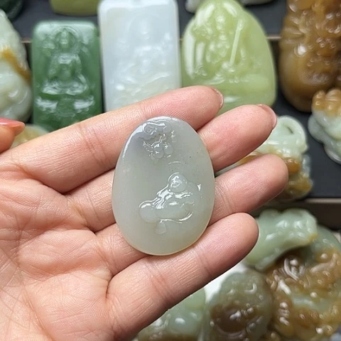 颈饰未镶嵌和田玉龍**人