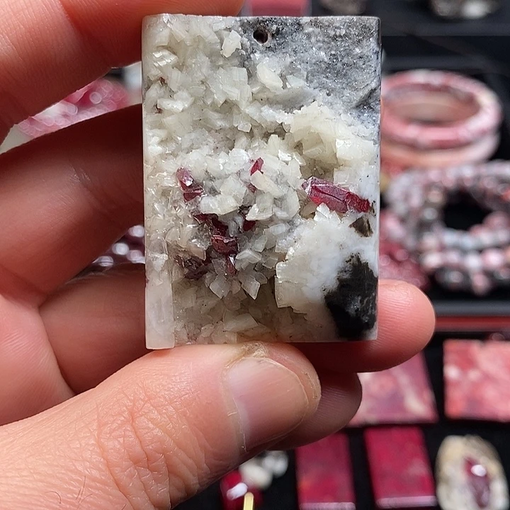 天然辰砂天然朱砂原石晶体无事牌41.8克