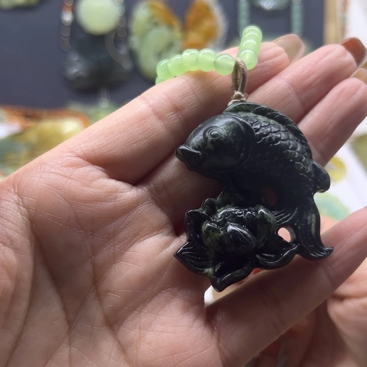 蛇纹石玉未镶嵌颈饰