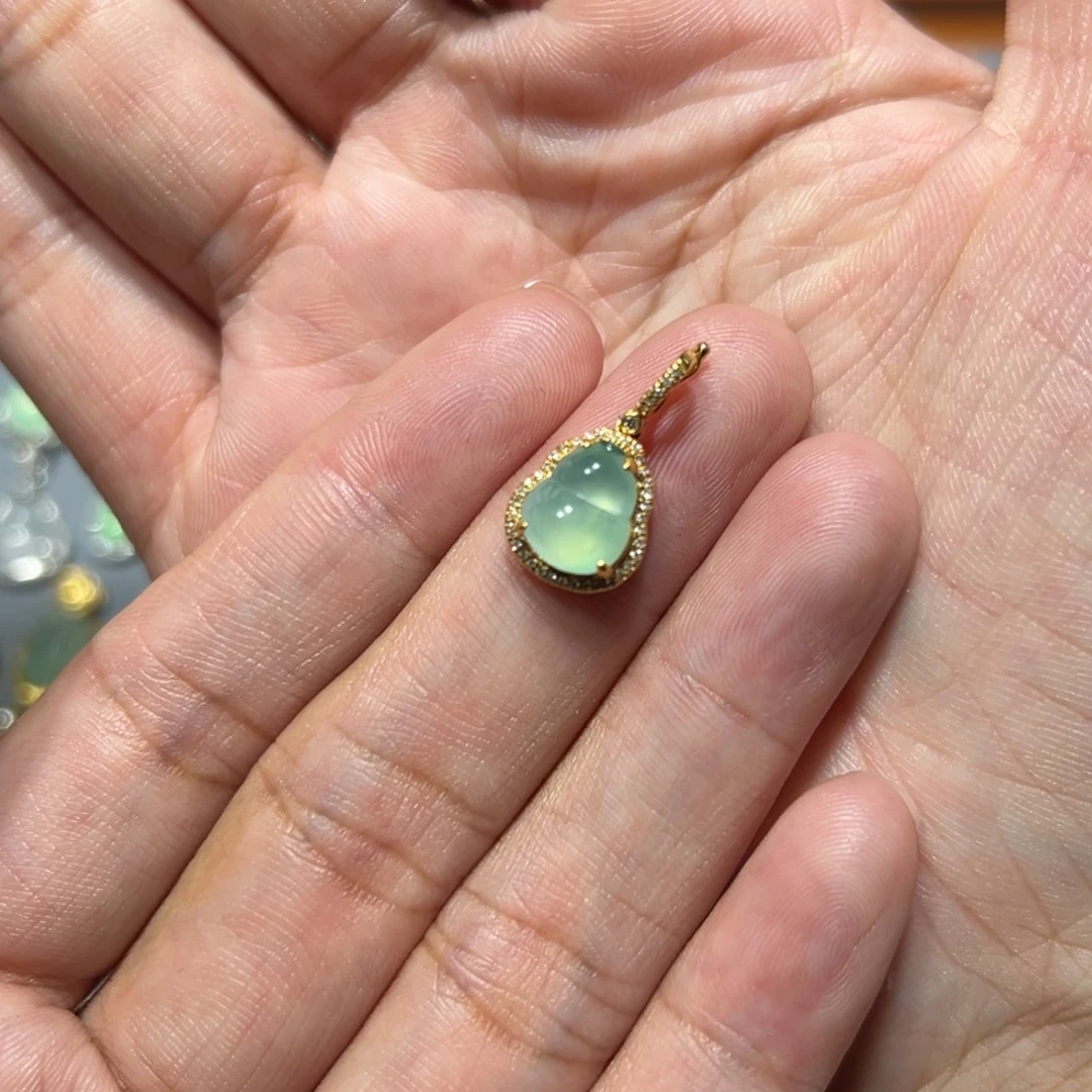 颈饰18K金镶嵌翡翠