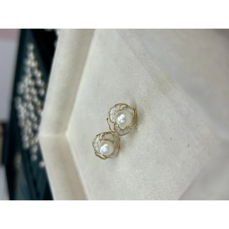 725.天然珍珠山茶花耳钉