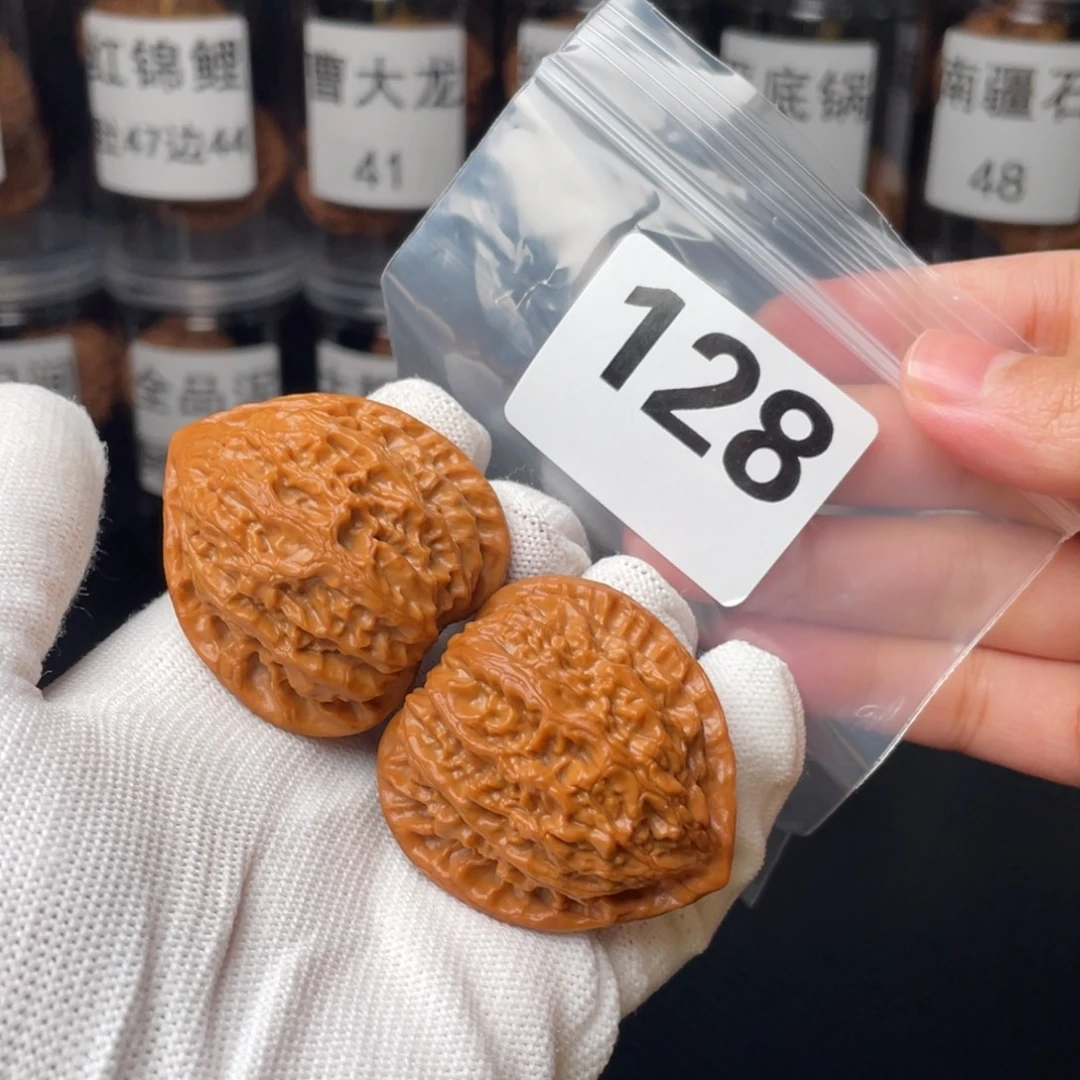 文玩核桃把件40金牛