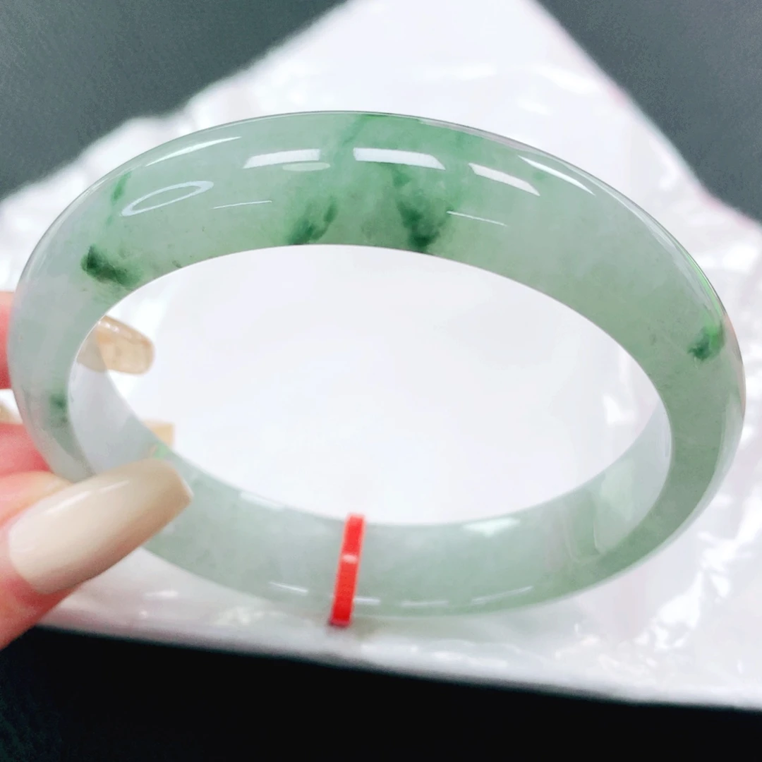 翡翠手镯未镶嵌60。