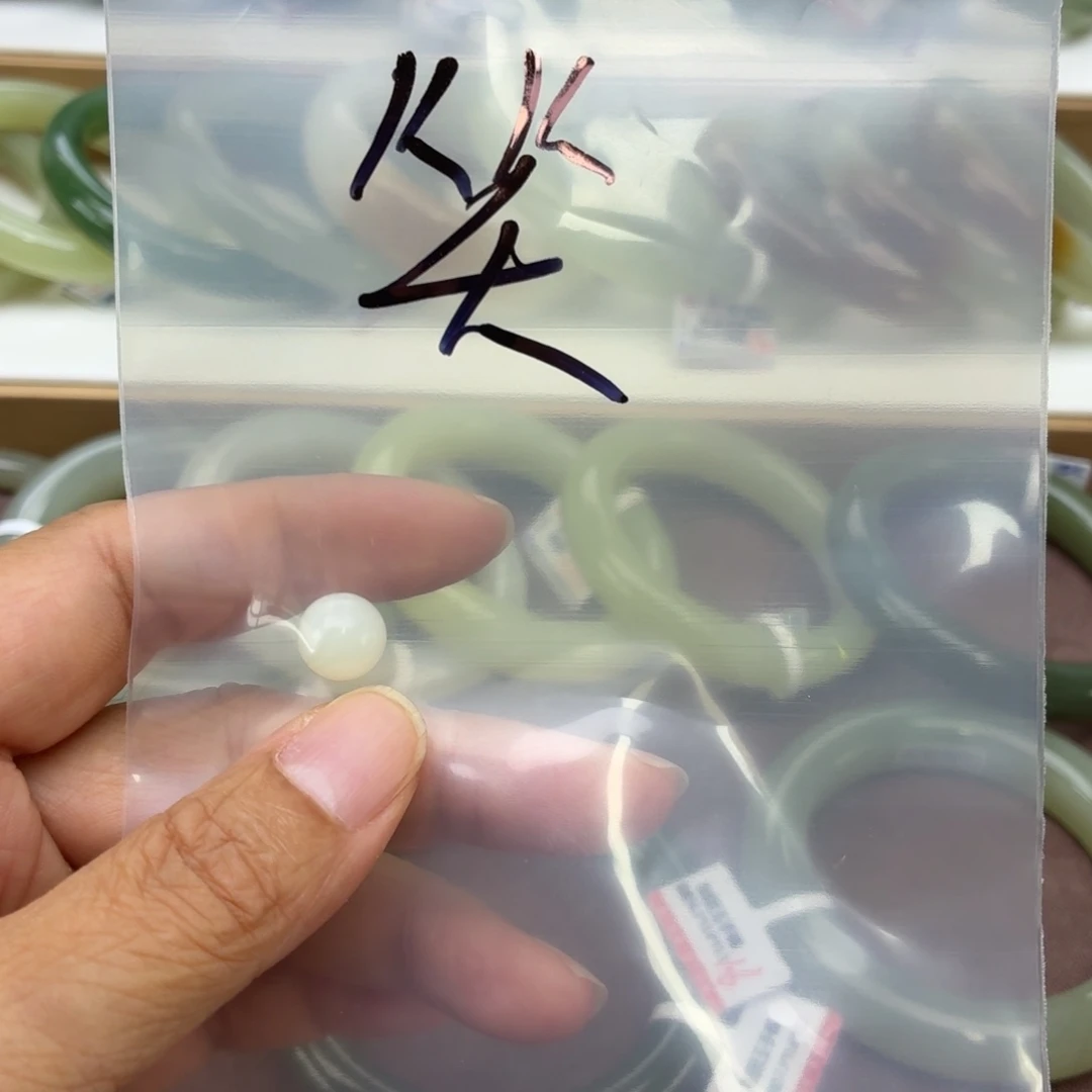 笑***初和田玉手镯未镶嵌