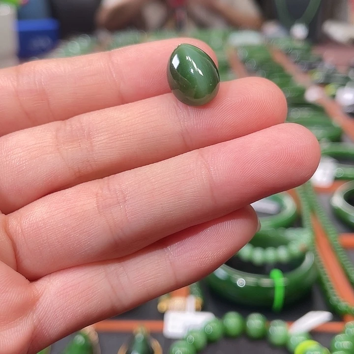 和田玉（碧玉）未镶嵌颈饰冰辣绿蛋面一线天