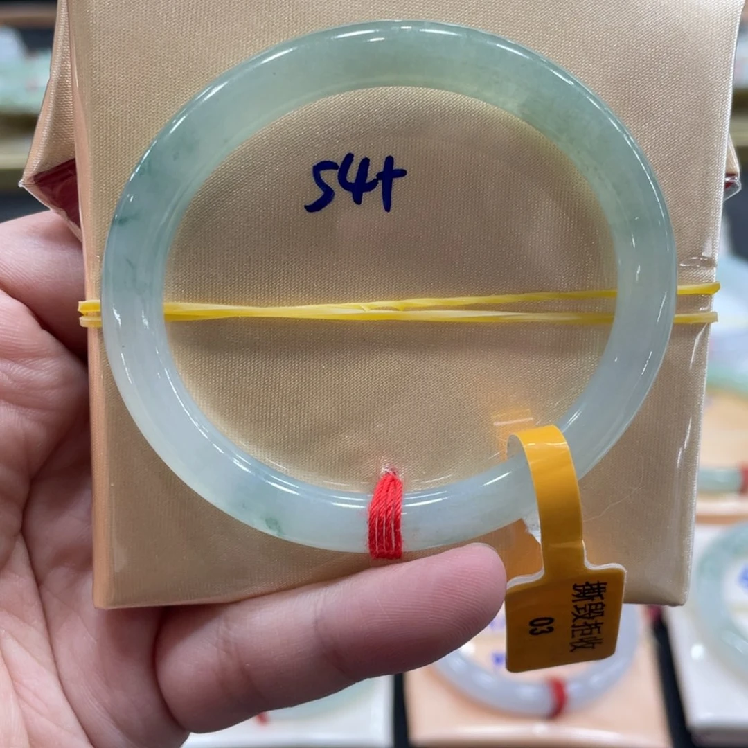 翡翠手镯未镶嵌翡翠手镯