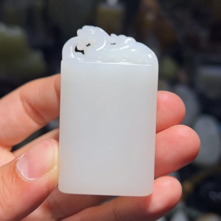 C***E和田玉（白玉）未镶嵌耳饰