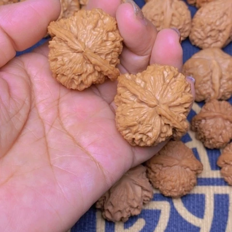 【闪购商品】文玩核桃吊坠要***菜白狮子41