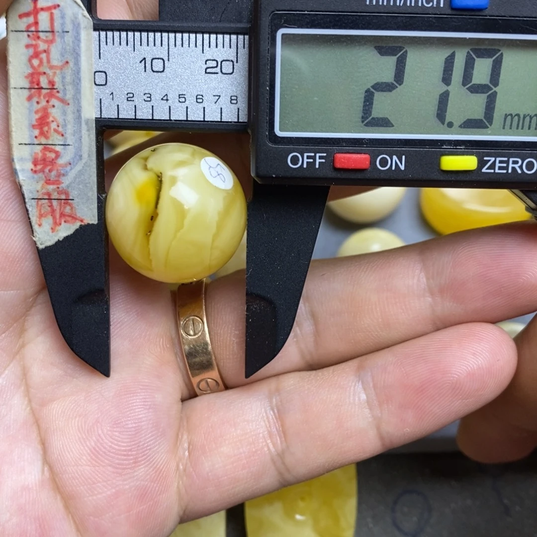 蜜蜡未镶嵌裸石21.9瑕疵圆珠默认直发