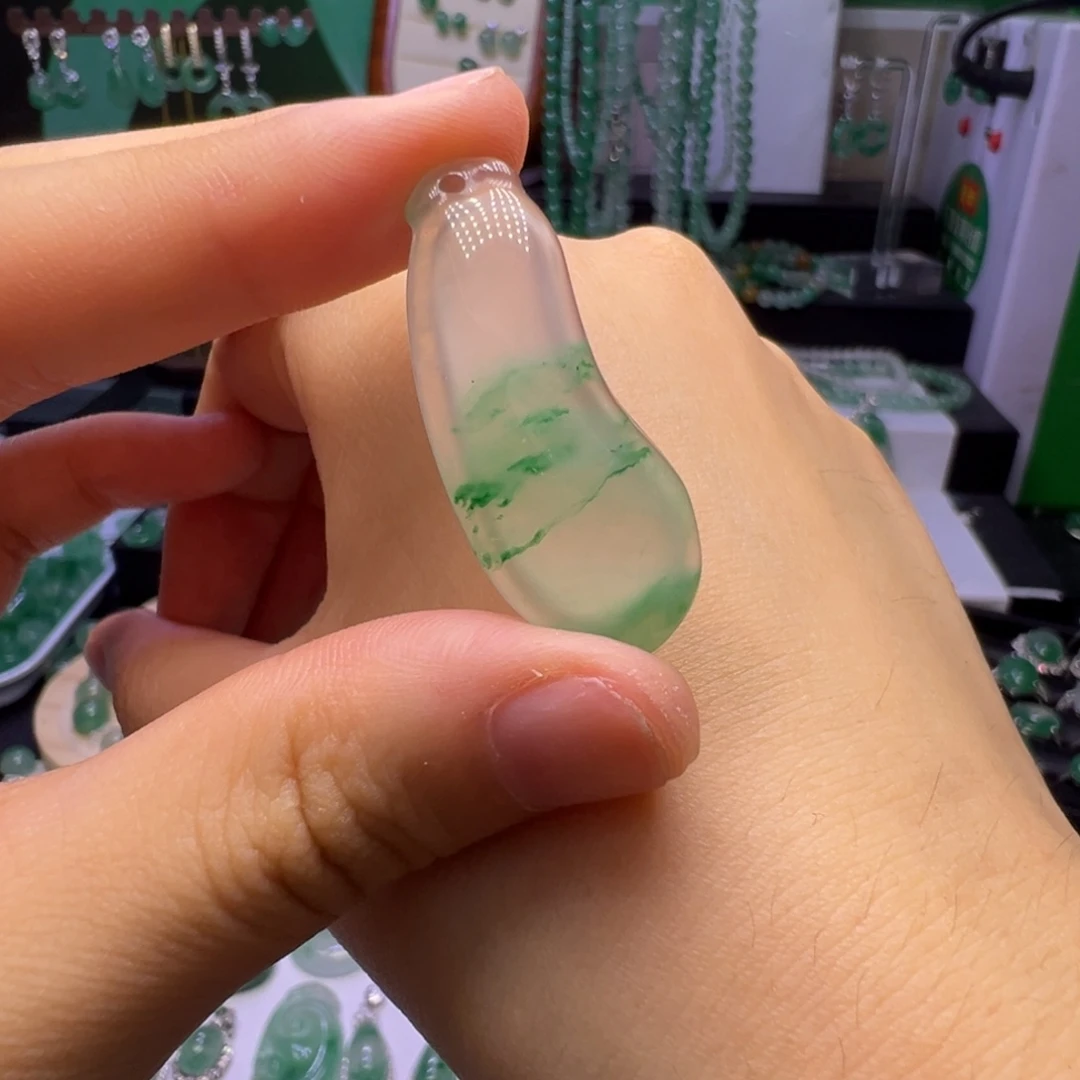 颈饰未镶嵌石英质玉（非洲翠）
