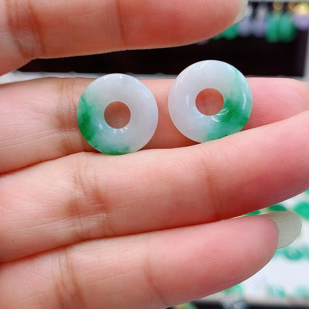 自***雪翡翠未镶嵌耳饰的