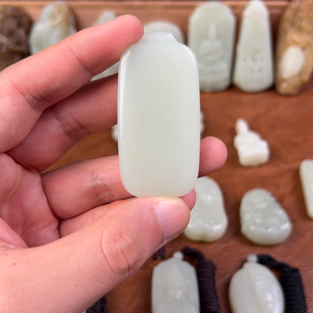 抱***歉和田玉（青白玉）未镶嵌颈饰