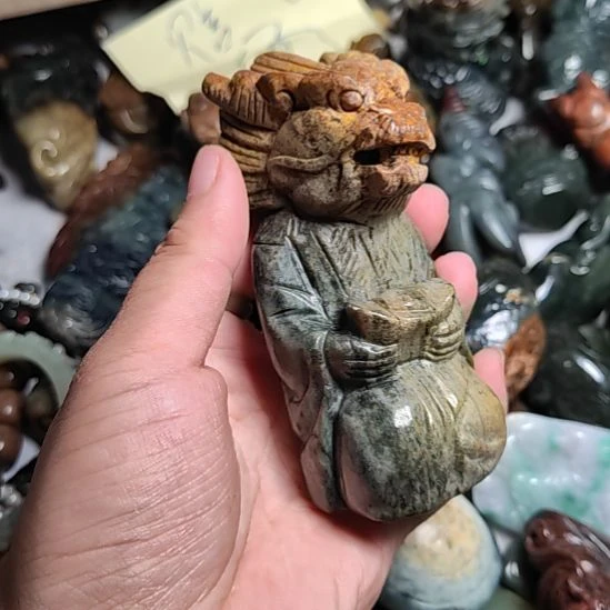 未镶嵌岫岩河磨玉（透闪石质玉）挂件